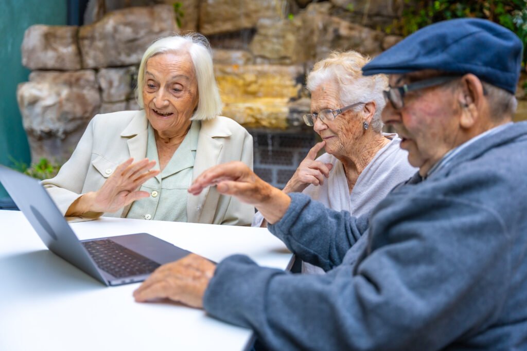 Thomas Klawitter erklärt einer Seniorengruppe dan Computer